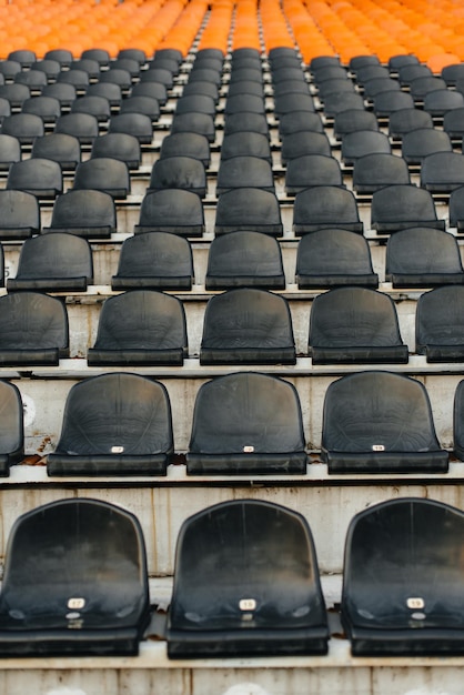 Tribuna e posti vuoti per tifosi e tifosi nello stadio all'aperto Mancanza di tifosi durante la pandemia