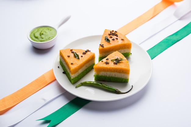 Tricolore o tiranga khaman Dhokla per la celebrazione della festa dell'indipendenza o della repubblica utilizzando i colori della bandiera indiana