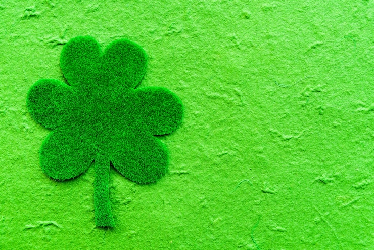 Foto trifoglio di carta verde su sfondo di carta verde.