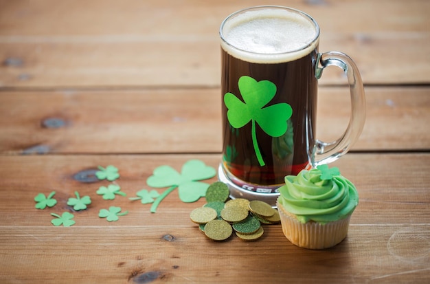 trifoglio su un bicchiere di birra cupcake verde e monete