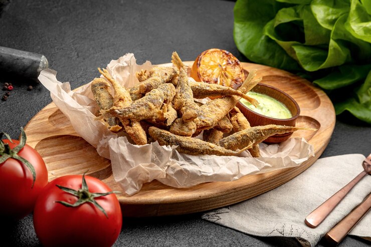 Triglia fritta Triglia fritta con salsa e snack di birra al limone