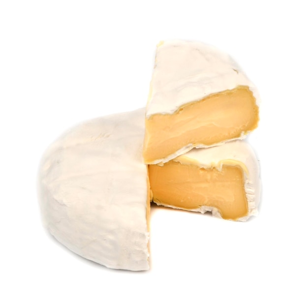 Tripla crema di formaggio Camembert in stampo bianco su sfondo bianco