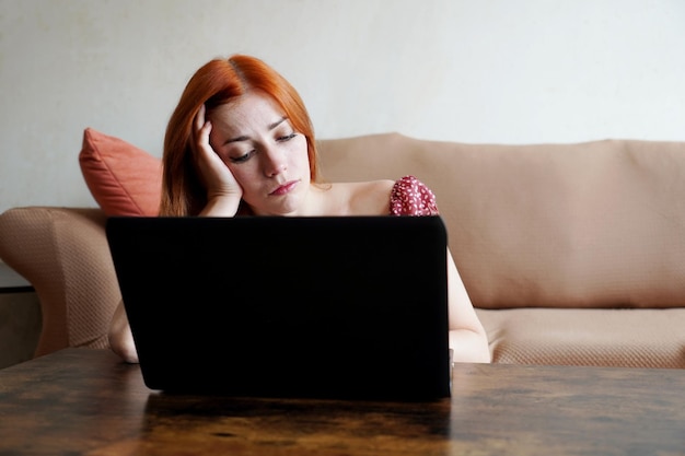 triste depressione usando il portatile mentre lavora da casa