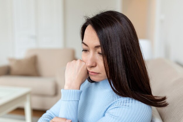 Triste depresso stanco solitario divorziato malata madre donna asiatica malessere malato soffre di crisi di mezza età in blocco distanza sociale