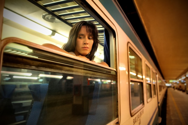 Triste donna su un treno