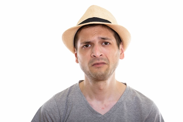 triste giovane uomo che indossa il cappello