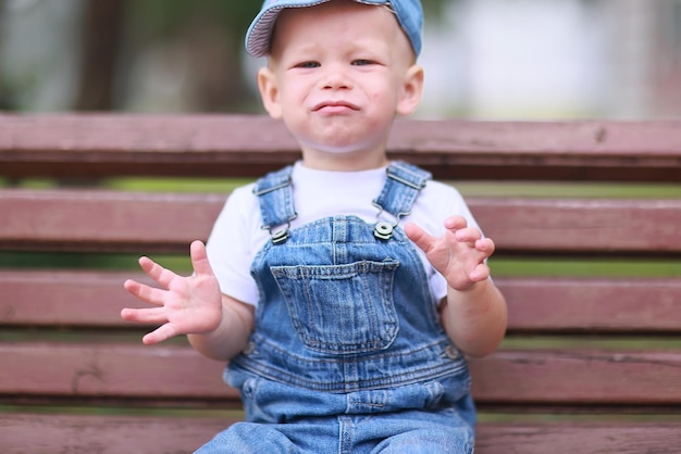 triste sconvolto bambino bambino emozioni ragazzo ritratto