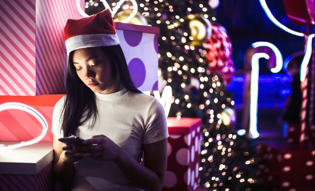 Tristezza con annulla incontri sulla chat online con il cellulare nella sensazione di solitudine nel festival di Natale