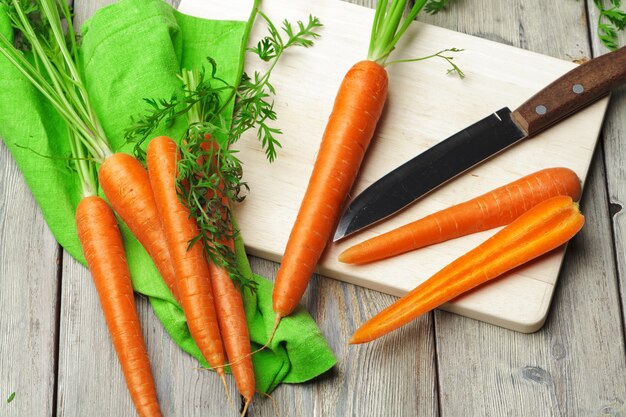 tritare carote sane sulla fetta sul tagliere in cucina