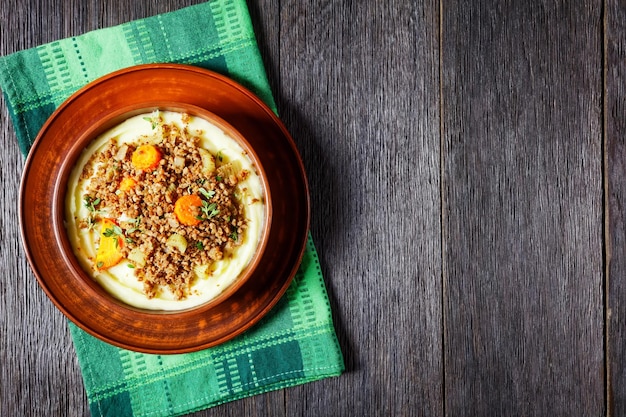 Tritare e Tatties stufato di manzo macinato con carote erbe di sedano servito con purè di patate cucina scozzese vista orizzontale dall'alto piatto spazio libero