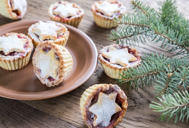 Triti le torte con il ramo dell'albero di Natale