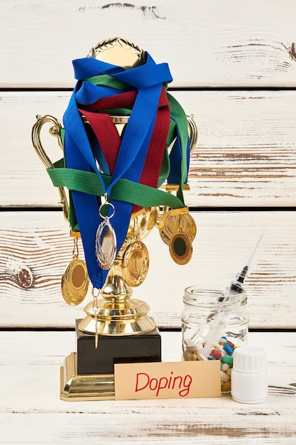 Trofeo di medaglie e farmaci dopanti