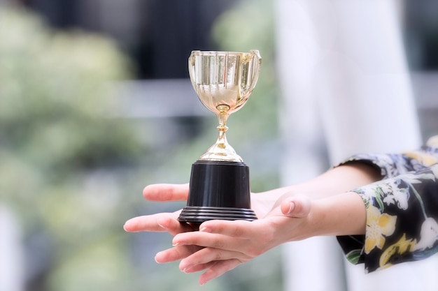 Trofeo nelle mani della signora