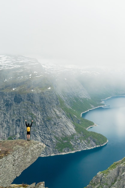 Trolltunga in Norvegia è una bellezza favolosa