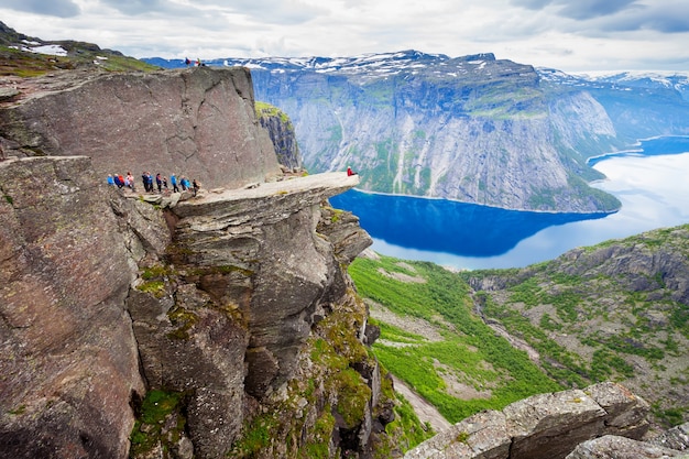 Trolltunga o Troll Tongue è una formazione rocciosa all'Hardangerfjord vicino alla città di Odda in Hordaland, Norvegia