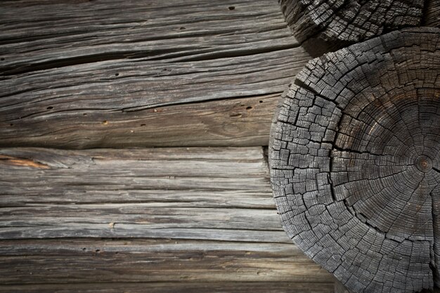 Tronchi di legno di una vecchia casa. Avvicinamento. Struttura di legno grigio naturale stagionato. Sfondo. Foto verticale orizzontale. Foto di alta qualità