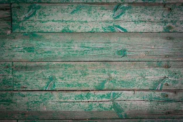 Tronchi di legno di una vecchia casa. Avvicinamento. Struttura di legno verde stagionato. Sfondo. Foto verticale orizzontale. Foto di alta qualità