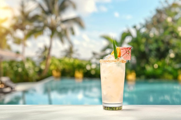 Tropical tiki cocktail in un bicchiere su una superficie bianca sullo sfondo di un hotel tropicale di lusso