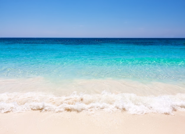 Tropicale spiaggia di sabbia bianca arainst cielo blu Isole Similan, Thailandia