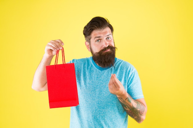 Troppo caro. barba maschile matura con acquisto di moda. triste hipster tenere paperbag. Uomo con pacchetto regalo. Acquista il prodotto. poca piacevolezza. uomo barbuto andare a fare shopping. centro commerciale per uomini. alto prezzo.