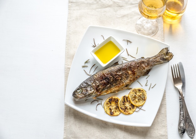 Trota alla griglia con limone e rosmarino