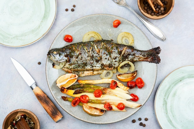 Trota arrosto con asparagi al forno