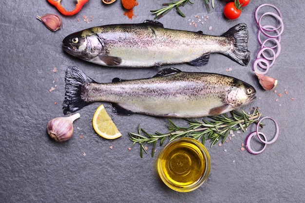 Trota di pesce con spezie e limone