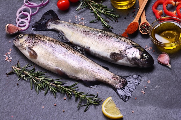 Trota di pesce con spezie e limone