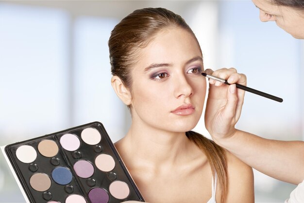 Truccatore professionista che fa il trucco per la ragazza