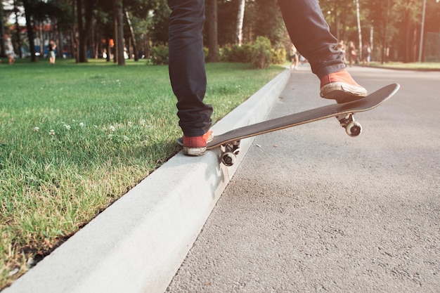 Trucchi di skateboard del giovane uomo hipster Sfida sportiva estrema e prontezza alla competizione per l'avventura e lo spazio libero della fiducia in se stessi