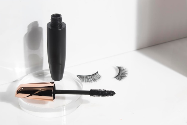 Trucco cosmetico mascara pennello prodotto mockup, ciglia per ragazza, sferza su sfondo bianco