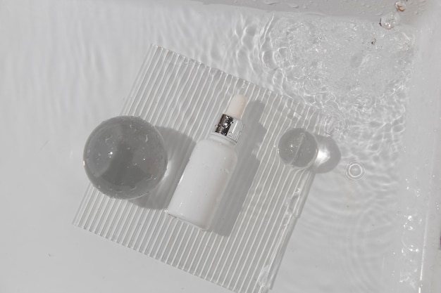Trucco cosmetico per la cura della pelle medica un mockup per l'imballaggio del prodotto in bottiglia per lozione crema su sfondo bianco