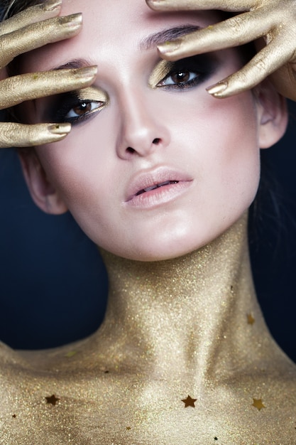 Trucco creativo per donna elegante con stelle dorate