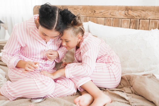 Trucco della figlia e della madre insieme. Piccole cose della ragazza. Tempo libero femminile.