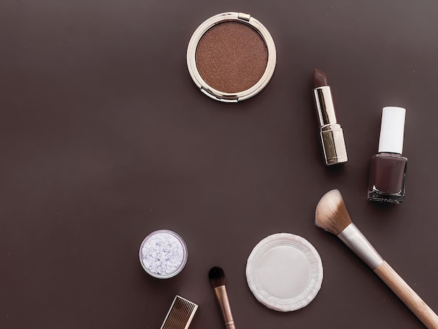 Trucco di bellezza e cosmetici flatlay design con prodotti cosmetici copyspace e strumenti per il trucco su sfondo marrone stile femminile e femminile