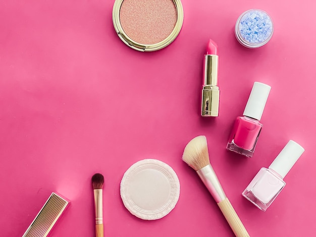 Trucco di bellezza e cosmetici flatlay design con prodotti cosmetici copyspace e strumenti per il trucco su sfondo rosa concetto di stile femminile e femminile