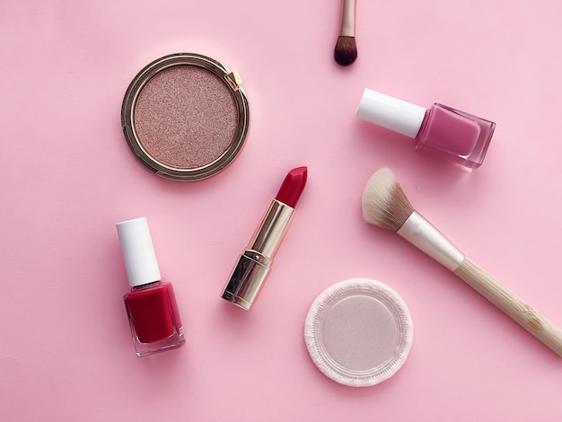 Trucco di bellezza e cosmetici flatlay design con prodotti cosmetici copyspace e strumenti per il trucco su sfondo rosa concetto di stile femminile e femminile