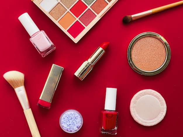 Trucco di bellezza e cosmetici flatlay design con prodotti cosmetici copyspace e strumenti per il trucco su sfondo rosso concetto di stile femminile e femminile