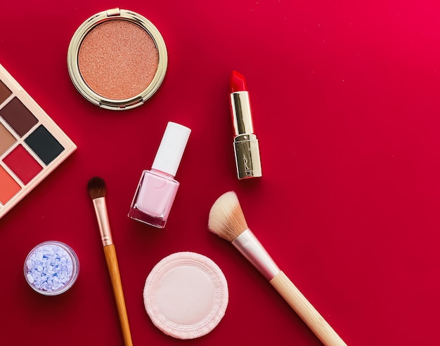 Trucco di bellezza e cosmetici flatlay design con prodotti cosmetici copyspace e strumenti per il trucco su sfondo rosso concetto di stile femminile e femminile