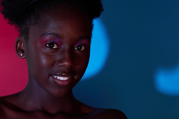 Trucco di bellezza e ritratto di donna nera in studio con sorriso per cosmetici firmati prodotti di lusso e stile Arte creativa estetica neon e volto di ragazza con luminosità e benessere della pelle alla moda