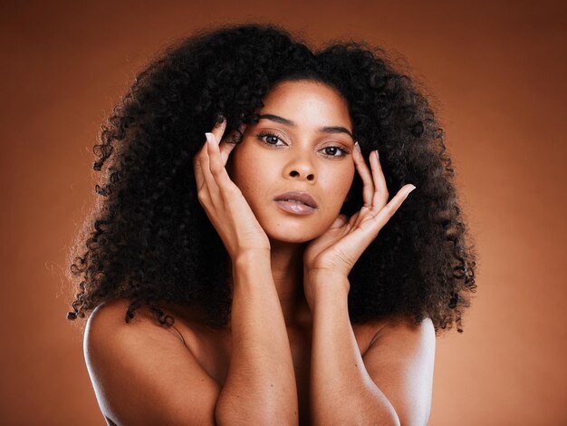 Trucco donna nera e cura della pelle con cura dei capelli afro e bellezza su sfondo marrone Modello femminile pelle naturale e cosmetici con viso benessere pelle e vita su sfondo neutro studio