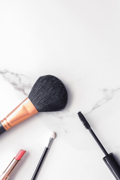 Trucco e cosmetici flatlay su marmo