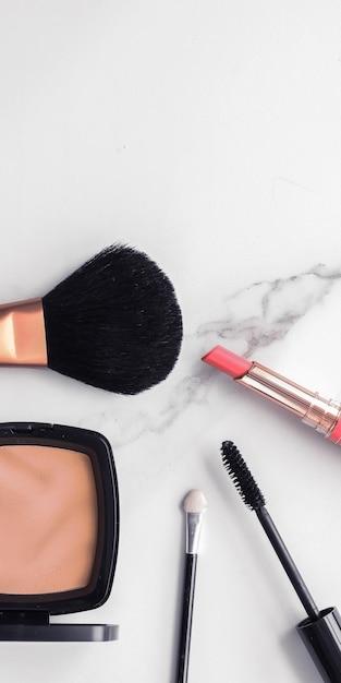 Trucco e cosmetici flatlay su marmo