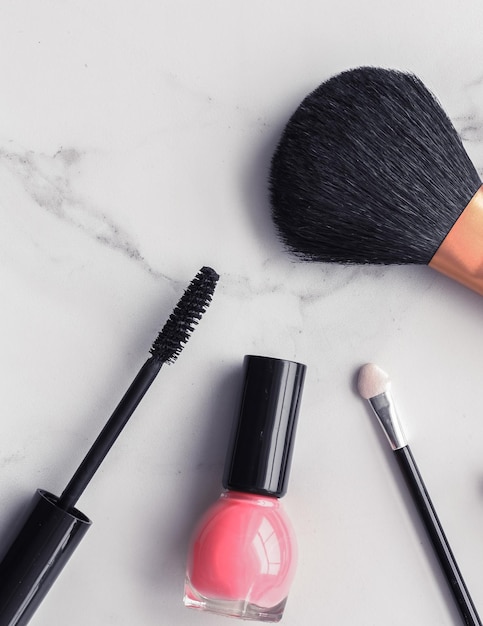 Trucco e cosmetici flatlay su marmo