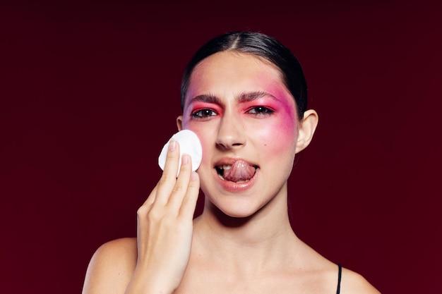 Trucco luminoso della donna castana sexy che posa il modello dello studio dei cosmetici delle emozioni di modo