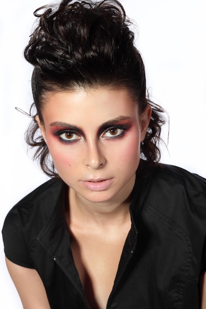 Trucco luminoso e acconciatura donna in abiti in stile rock