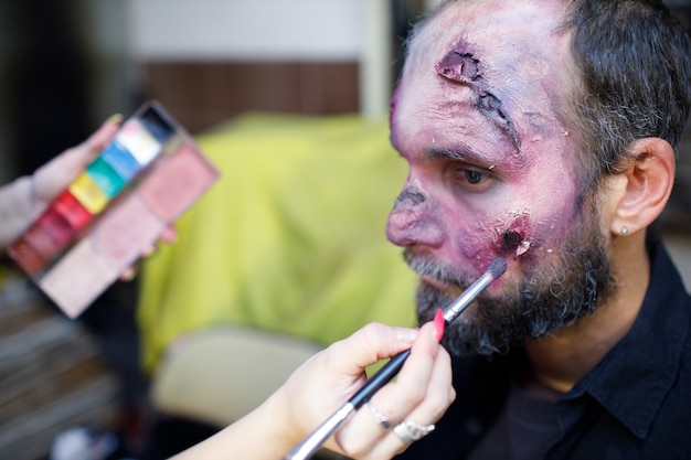 Trucco maschio zombie per il concetto di halloween. Sangue sulla pelle del viso