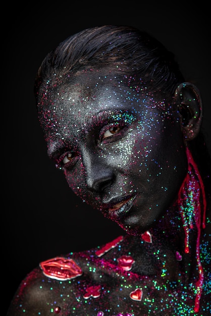 Trucco mistico di una donna al buio