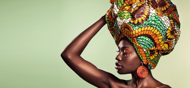 Trucco moda e donna nera in capo avvolgente in studio per cultura bagliore e cosmetici su sfondo verde con spazio Bellezza cura della pelle e modello femminile africano con orgoglio tradizione e fiducia
