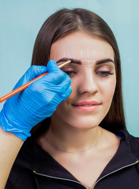 Trucco permanente per le sopracciglia.